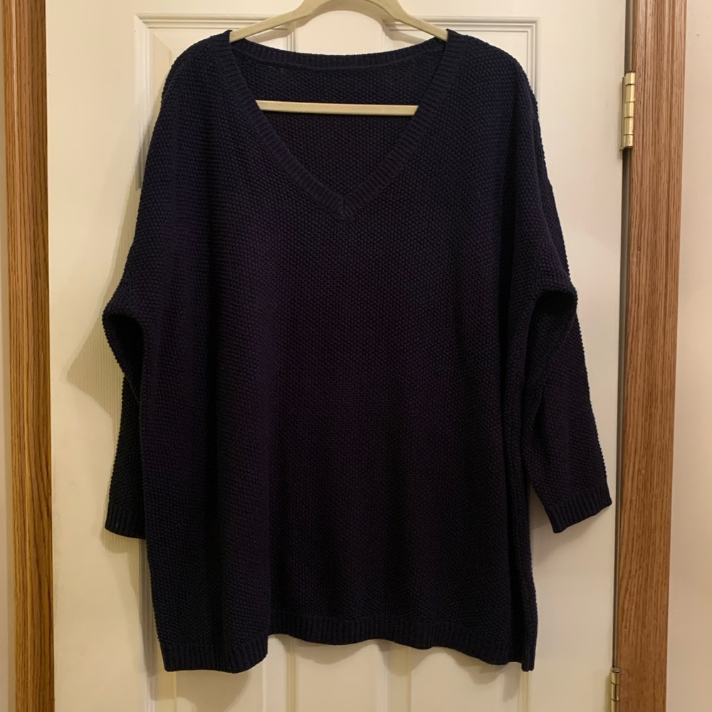 Navy 3/4 sleeve vneck sweater with cute stitch